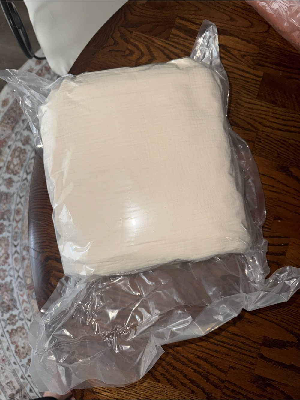 White Muslin Duvet Cover and pillow shams - KING - NEW & UNOPENED - Picture 4 of 5